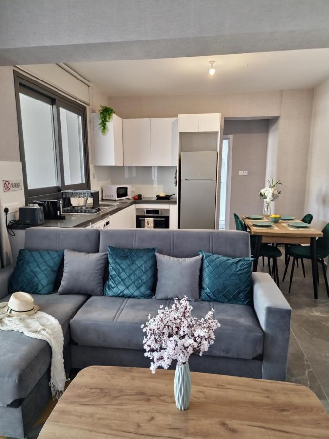 Carisa Deluxe Apartment With Jacuzzi Larnaca Buitenkant foto