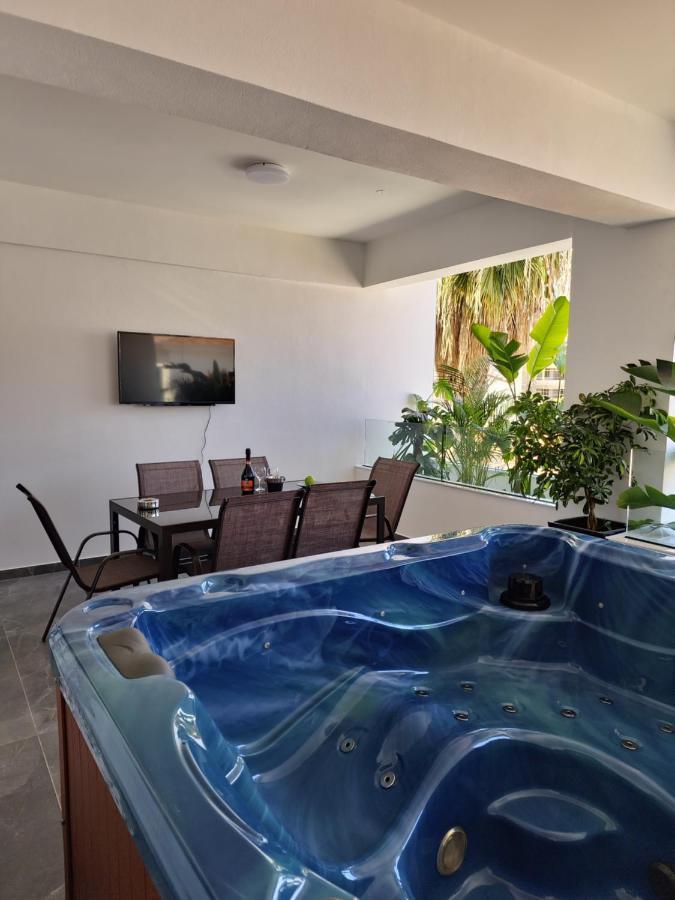 Carisa Deluxe Apartment With Jacuzzi Larnaca Buitenkant foto