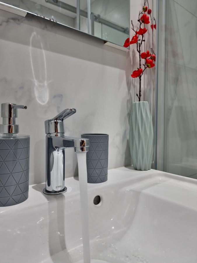 Carisa Deluxe Apartment With Jacuzzi Larnaca Buitenkant foto