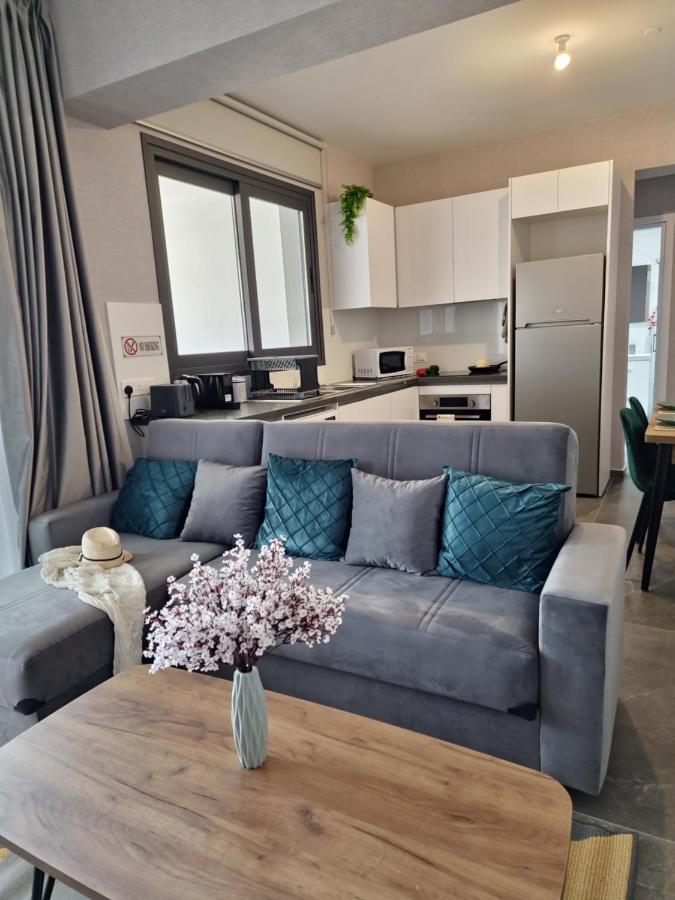 Carisa Deluxe Apartment With Jacuzzi Larnaca Buitenkant foto