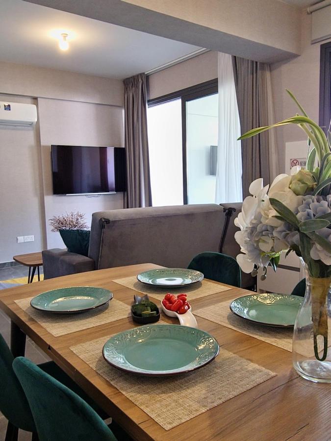 Carisa Deluxe Apartment With Jacuzzi Larnaca Buitenkant foto