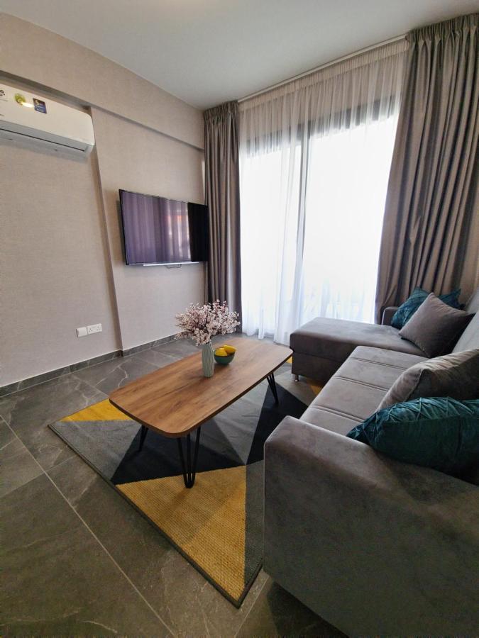 Carisa Deluxe Apartment With Jacuzzi Larnaca Buitenkant foto