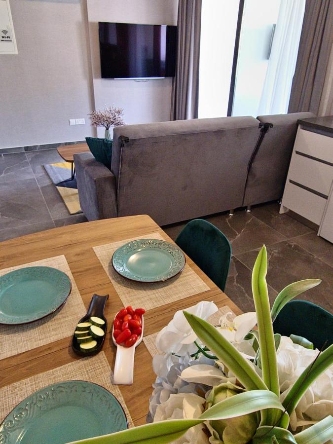 Carisa Deluxe Apartment With Jacuzzi Larnaca Buitenkant foto