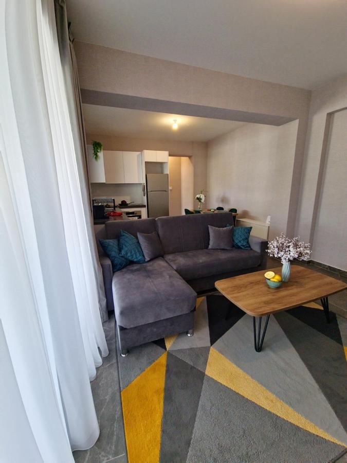 Carisa Deluxe Apartment With Jacuzzi Larnaca Buitenkant foto