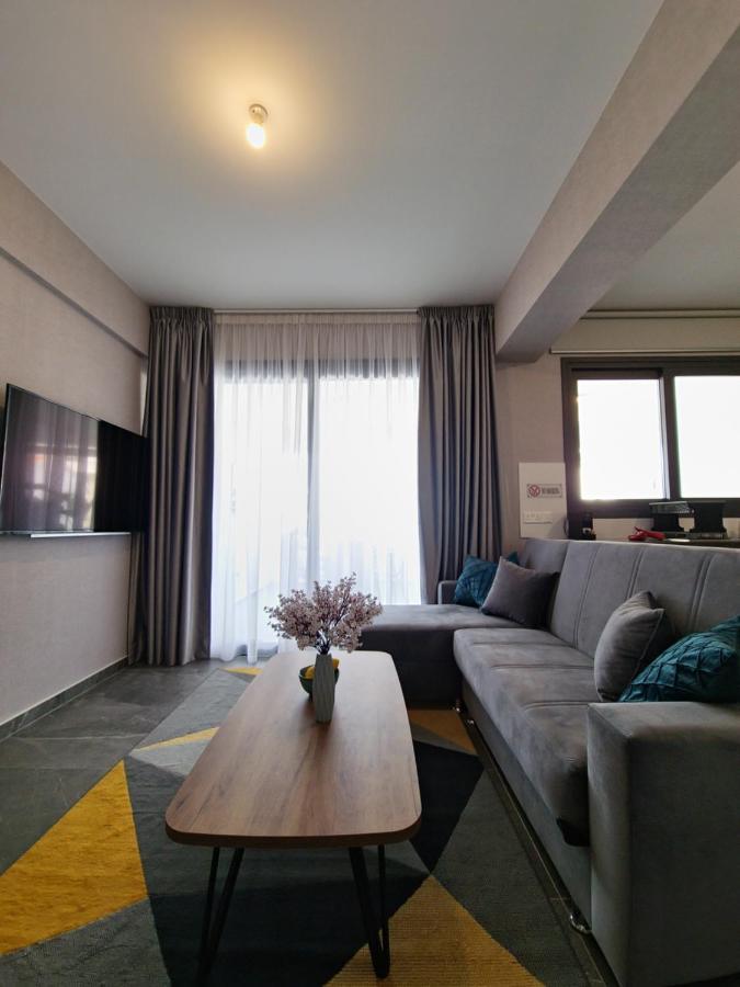 Carisa Deluxe Apartment With Jacuzzi Larnaca Buitenkant foto