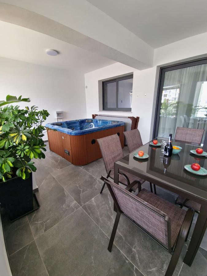 Carisa Deluxe Apartment With Jacuzzi Larnaca Buitenkant foto