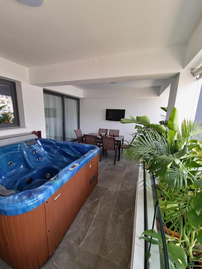 Carisa Deluxe Apartment With Jacuzzi Larnaca Buitenkant foto
