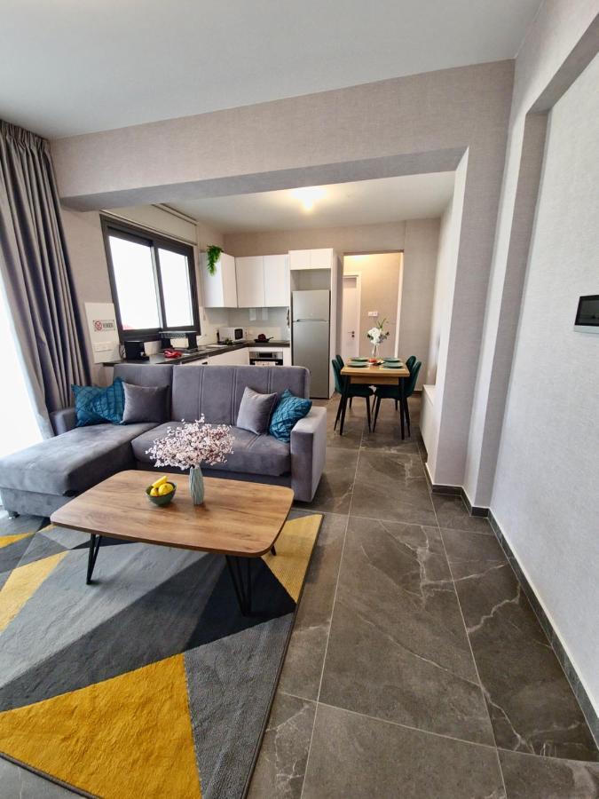 Carisa Deluxe Apartment With Jacuzzi Larnaca Buitenkant foto