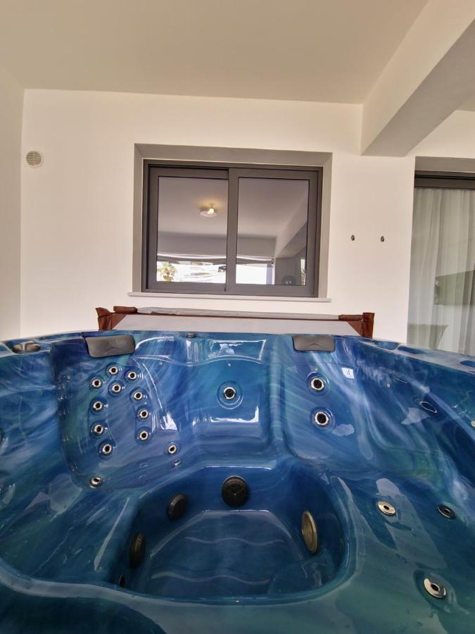 Carisa Deluxe Apartment With Jacuzzi Larnaca Buitenkant foto