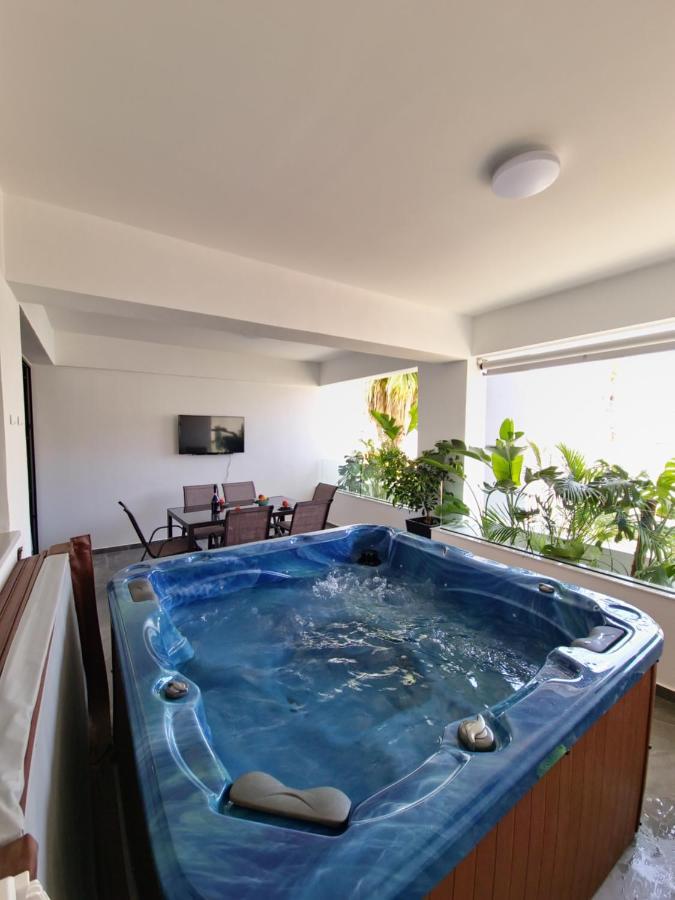 Carisa Deluxe Apartment With Jacuzzi Larnaca Buitenkant foto
