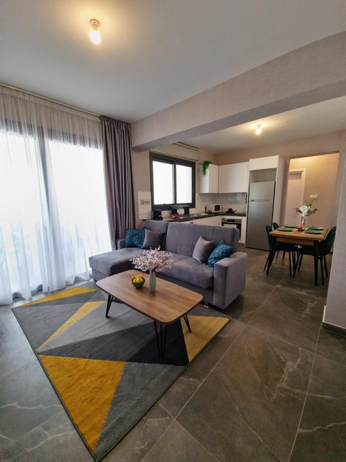 Carisa Deluxe Apartment With Jacuzzi Larnaca Buitenkant foto